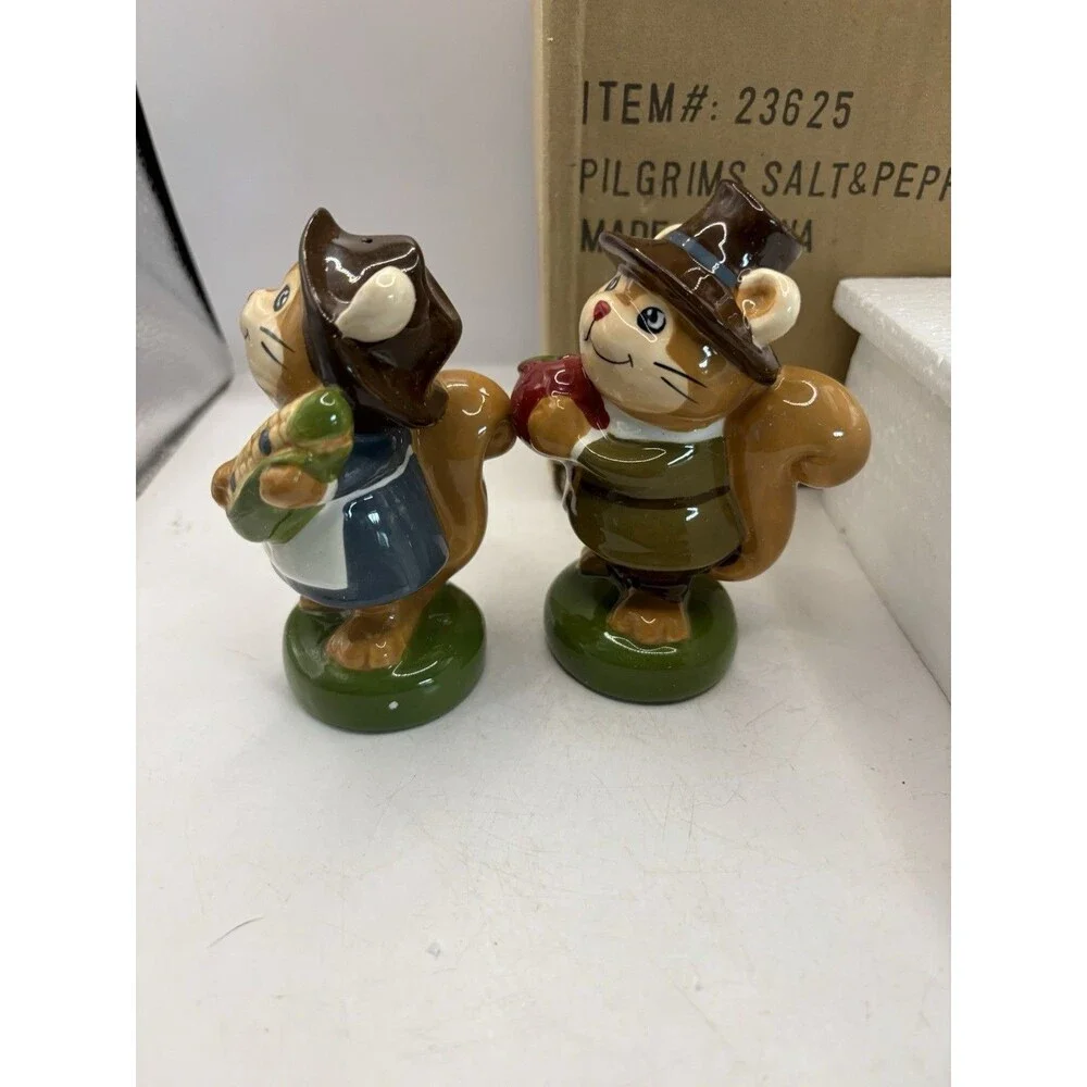 Pilgrim Squirrels Ceramic High Gloss Salt And Pepper Shaker’s Thanksgiving NIB